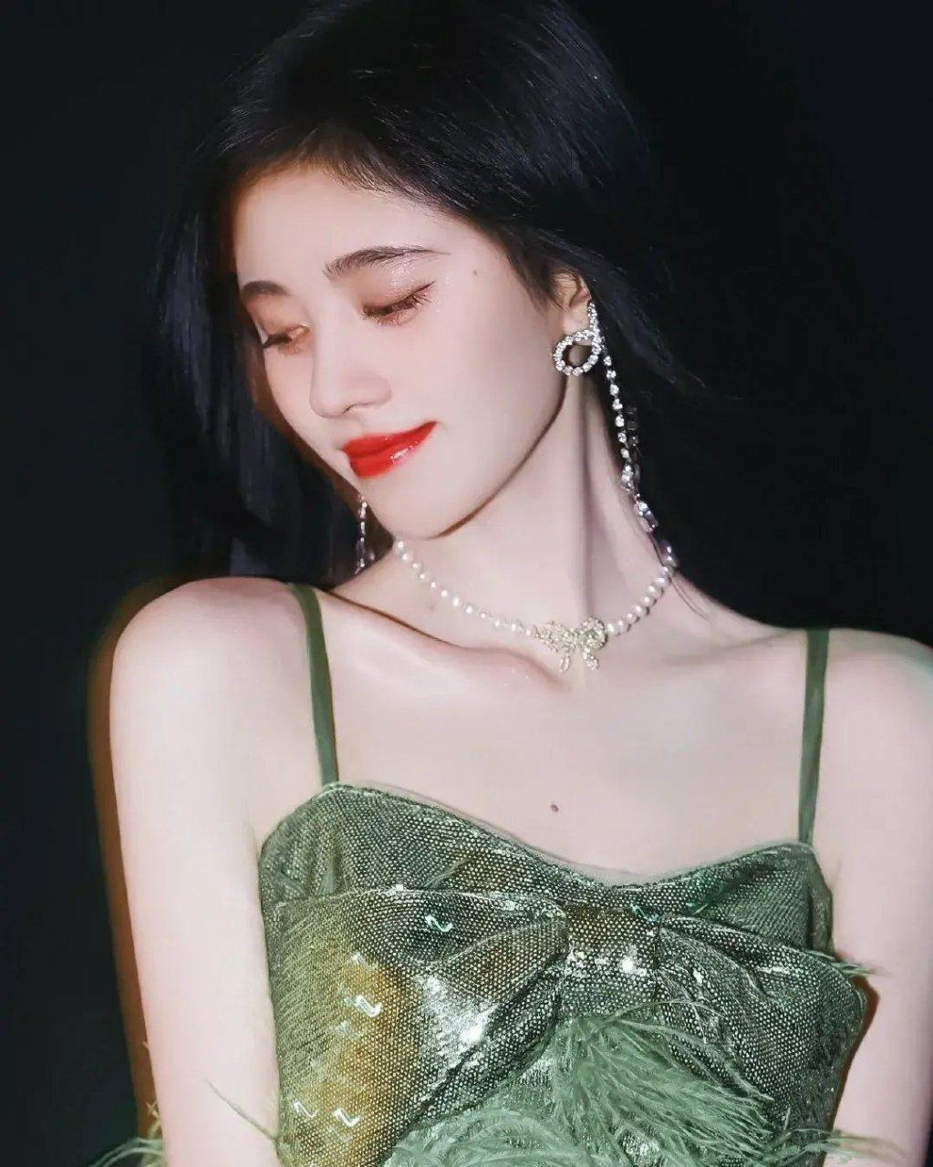 鞠婧祎是4000年美女