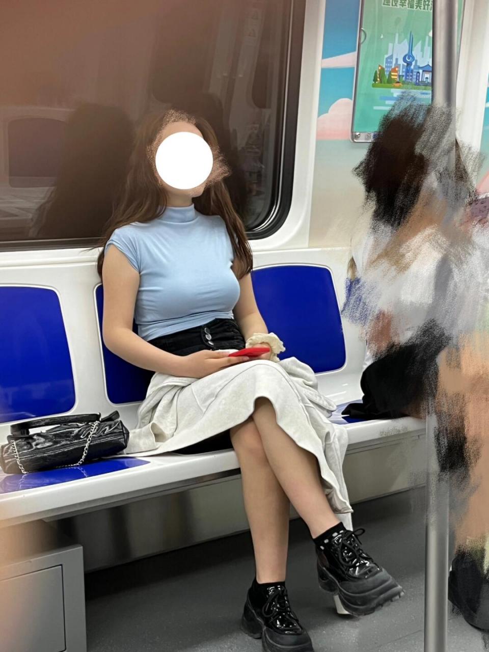 女子内裤乘地铁图片