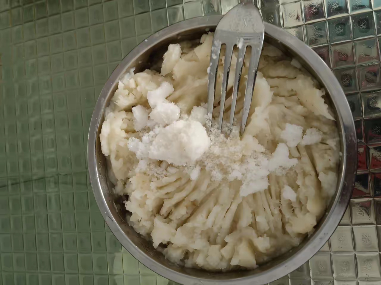 拿一根铁棍山药,戴上手套削了皮,泡在淡盐水中,清洗干净,切段装盘