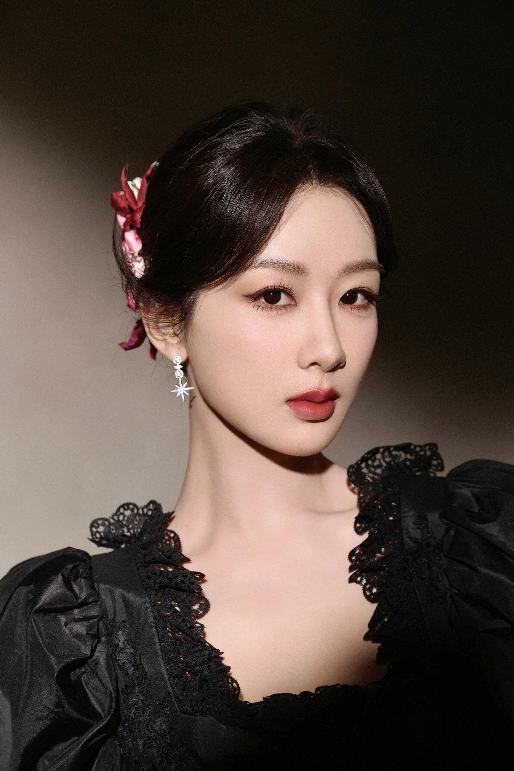 杨紫复古猫眼妆 今天是不一样妆容风格紫妹