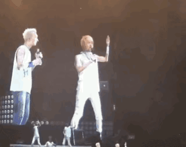 14岁的王一博给韩庚伴舞的照片流出,外貌差别大,网友:他整容了