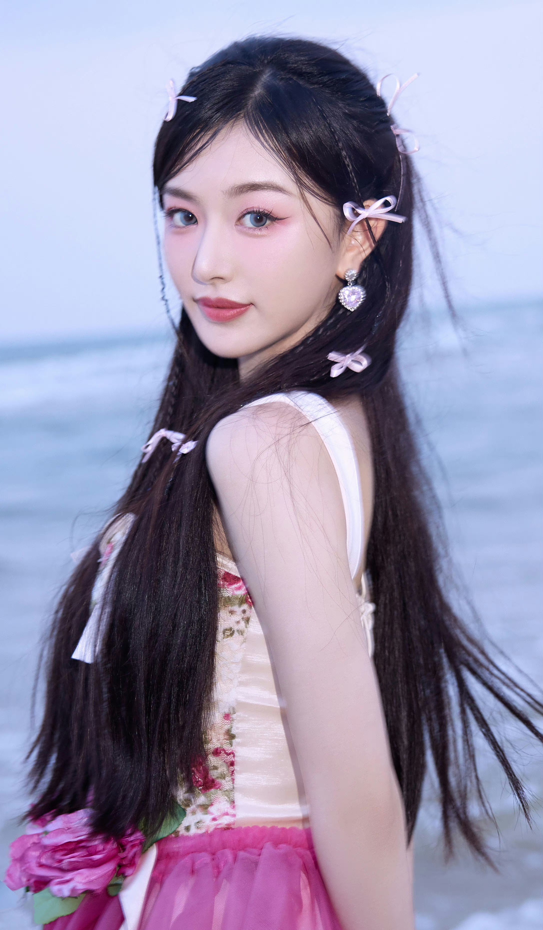 孔雪儿,海边粉色纱裙,性感浪漫!