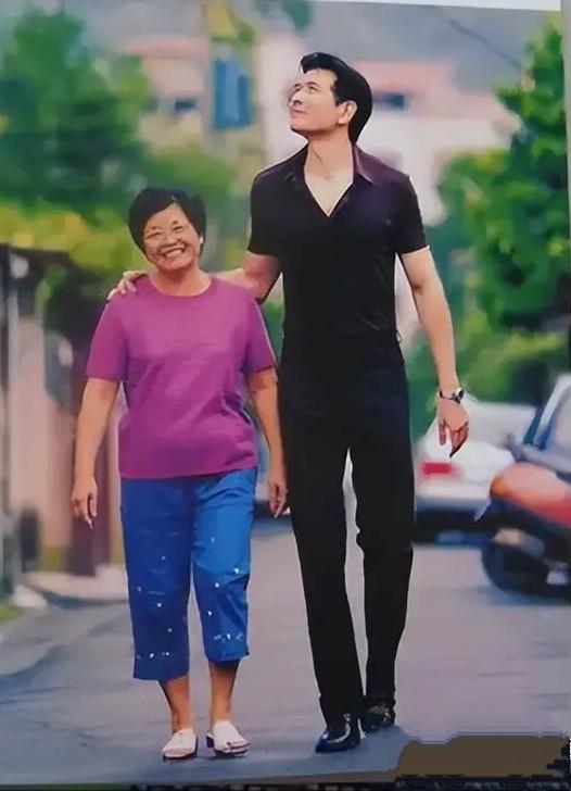 费翔母亲情史曝光,人生经历比儿子更传奇,或是"余则成"遗孀!