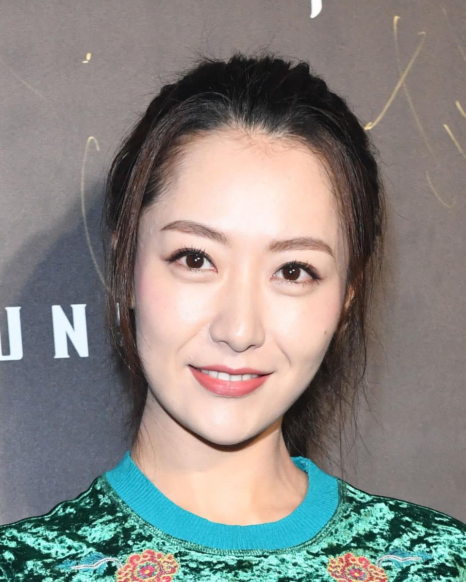 从白冰出生的家庭背景来看,她的父母都是成功的商业人士,家境富裕