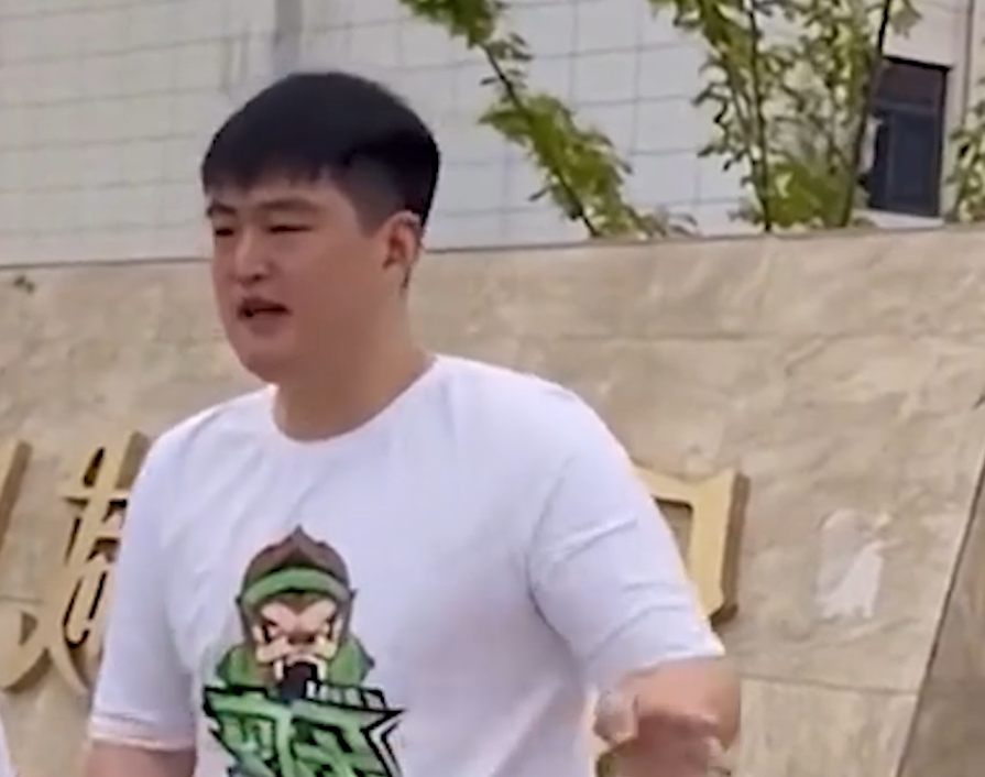 赵一楠:深得赵本山宠爱,拿金烟斗高调炫富