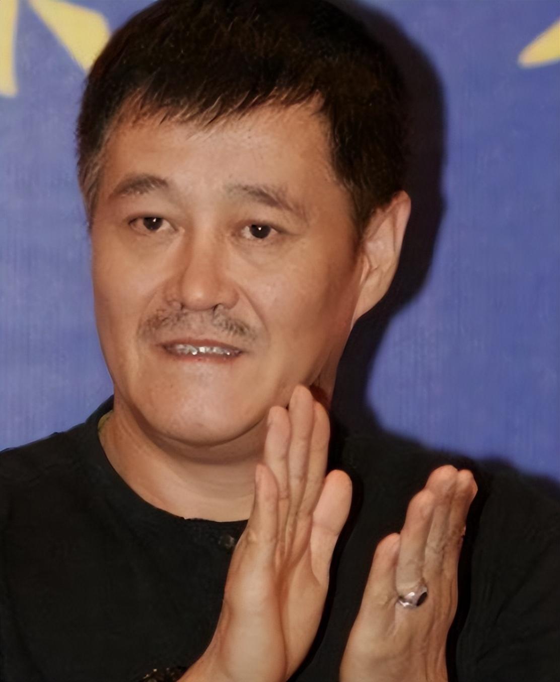 瞒不住了!赵本山隐藏多年背景曝光,难怪娱乐圈都不敢得罪他!