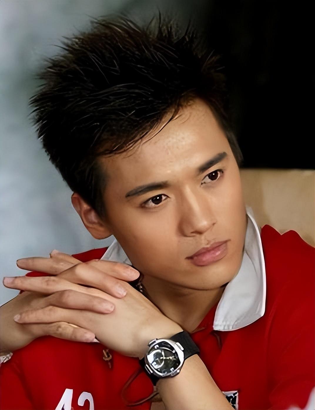 他是央视帅气男主播,父亲去世后离婚,44岁辞职央视开启第二人生