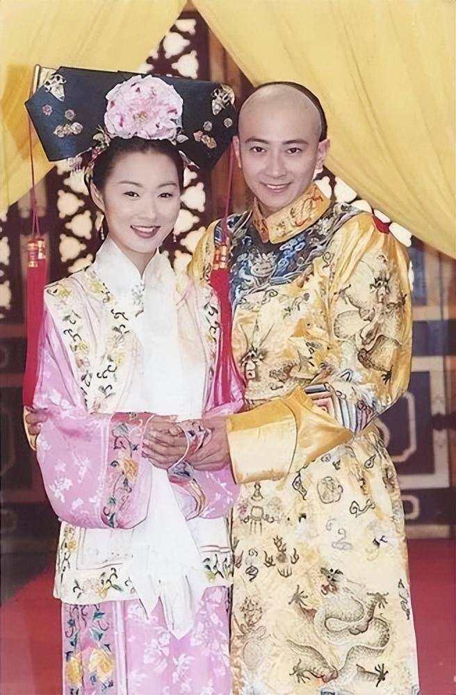 2003年,郑家榆搭档黄晓明出演《风流少年唐伯虎》在上海电视剧频道