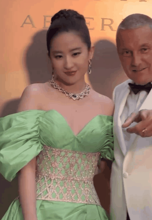 这一夜,刘亦菲的"水桶腰,麒麟臂"是对内娱畸形审美的反击