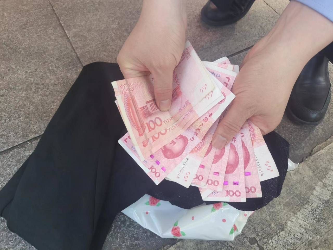 千元现金图片