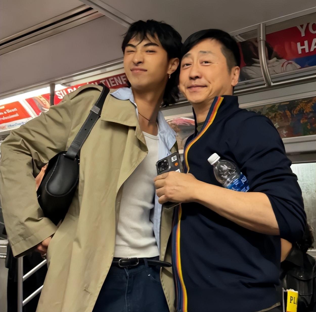 哈利520晒与父母合影,庾澄庆一脸骄傲,伊能静戴学士帽又瘦又美