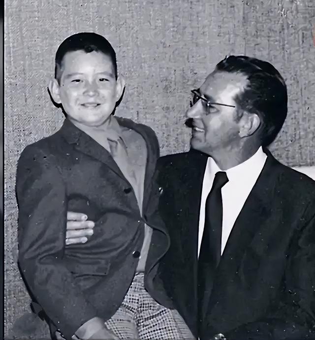 费翔母亲情史曝光,人生经历比儿子更传奇,或是"余则成"遗孀!