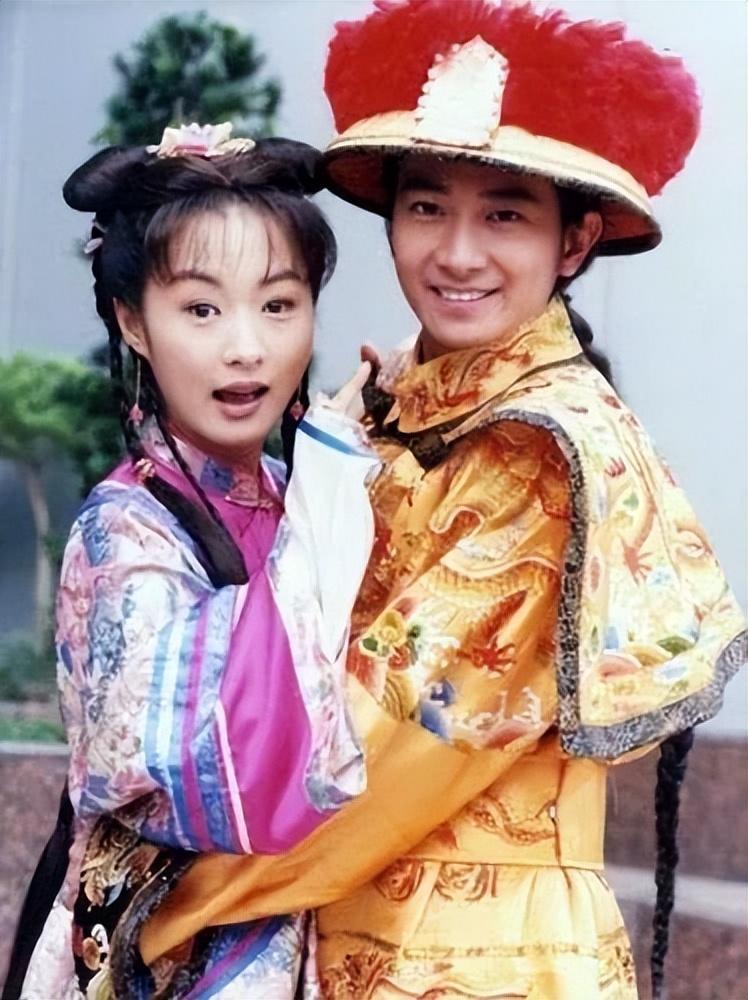 2003年,郑家榆搭档黄晓明出演《风流少年唐伯虎》在上海电视剧频道