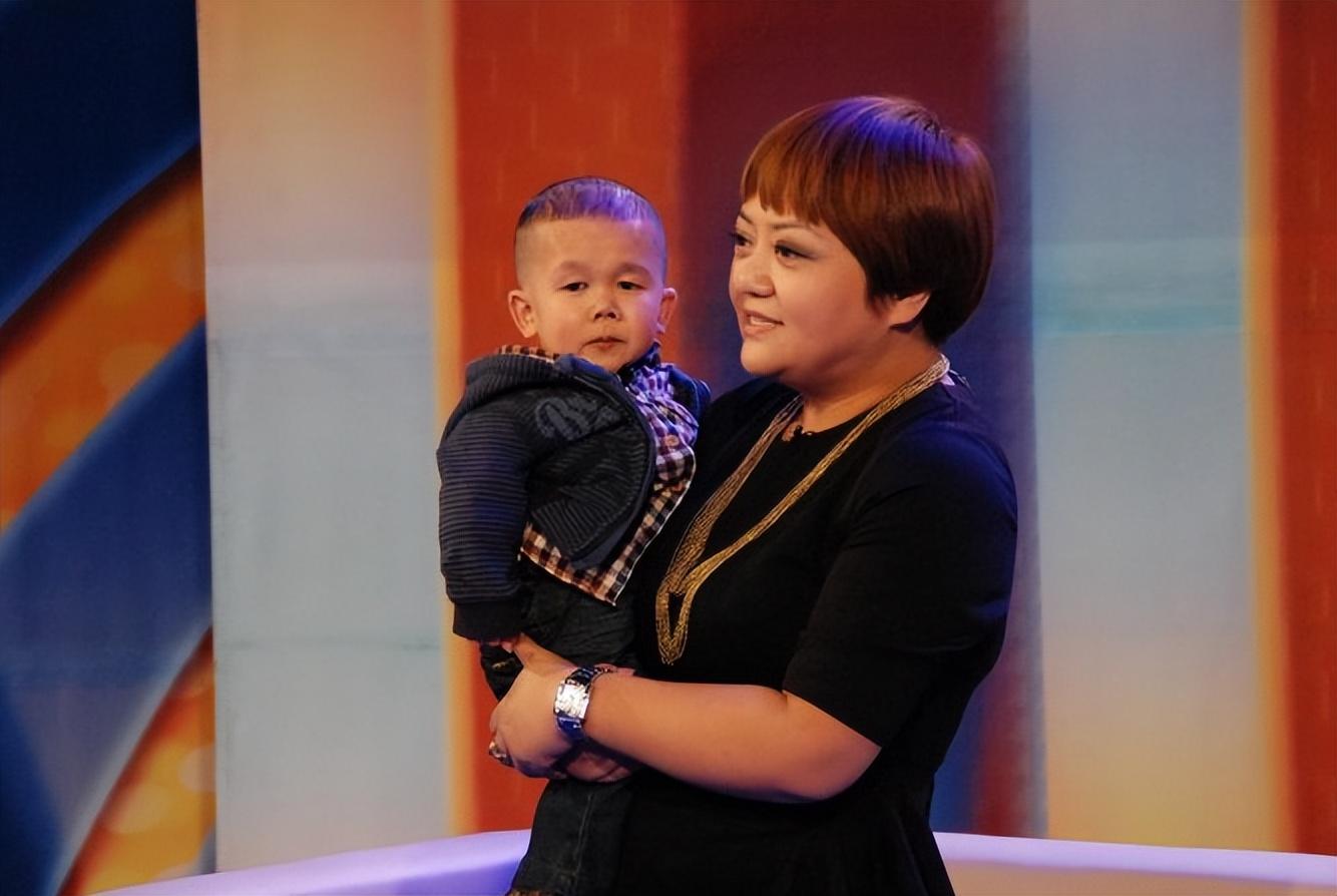 无虑地学习玩耍时,他却因身体残疾的缘故,无法真正融入正常的校园生活