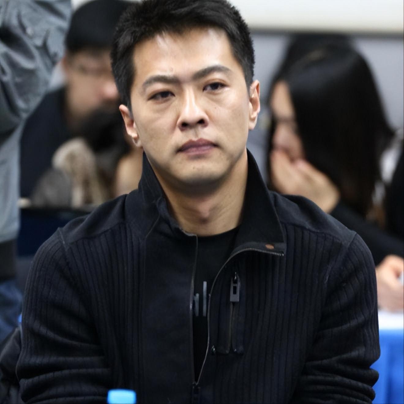 他们携手步入婚姻的殿堂,不仅得到了双方父母的衷心祝福,甚至连顾国宁