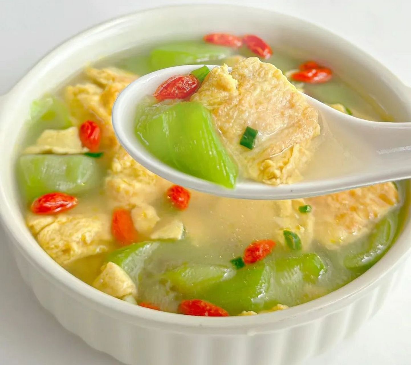 本文介绍了五道清爽的青菜汤食谱,包括豆腐油菜汤,西红柿菠菜蛋花汤等