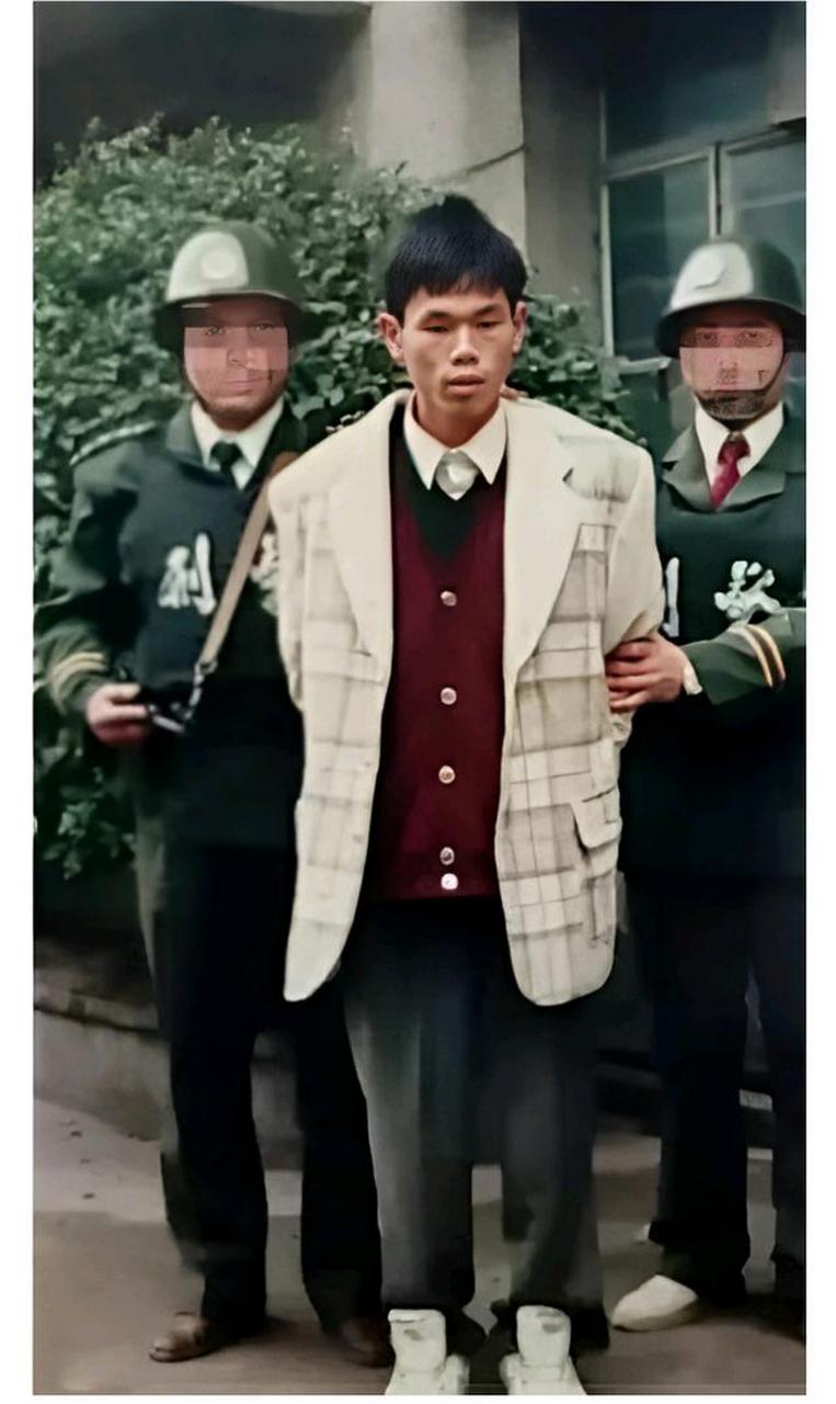 1995年抢劫银行案,五人持枪冲向银行,两分钟抢走1500万
