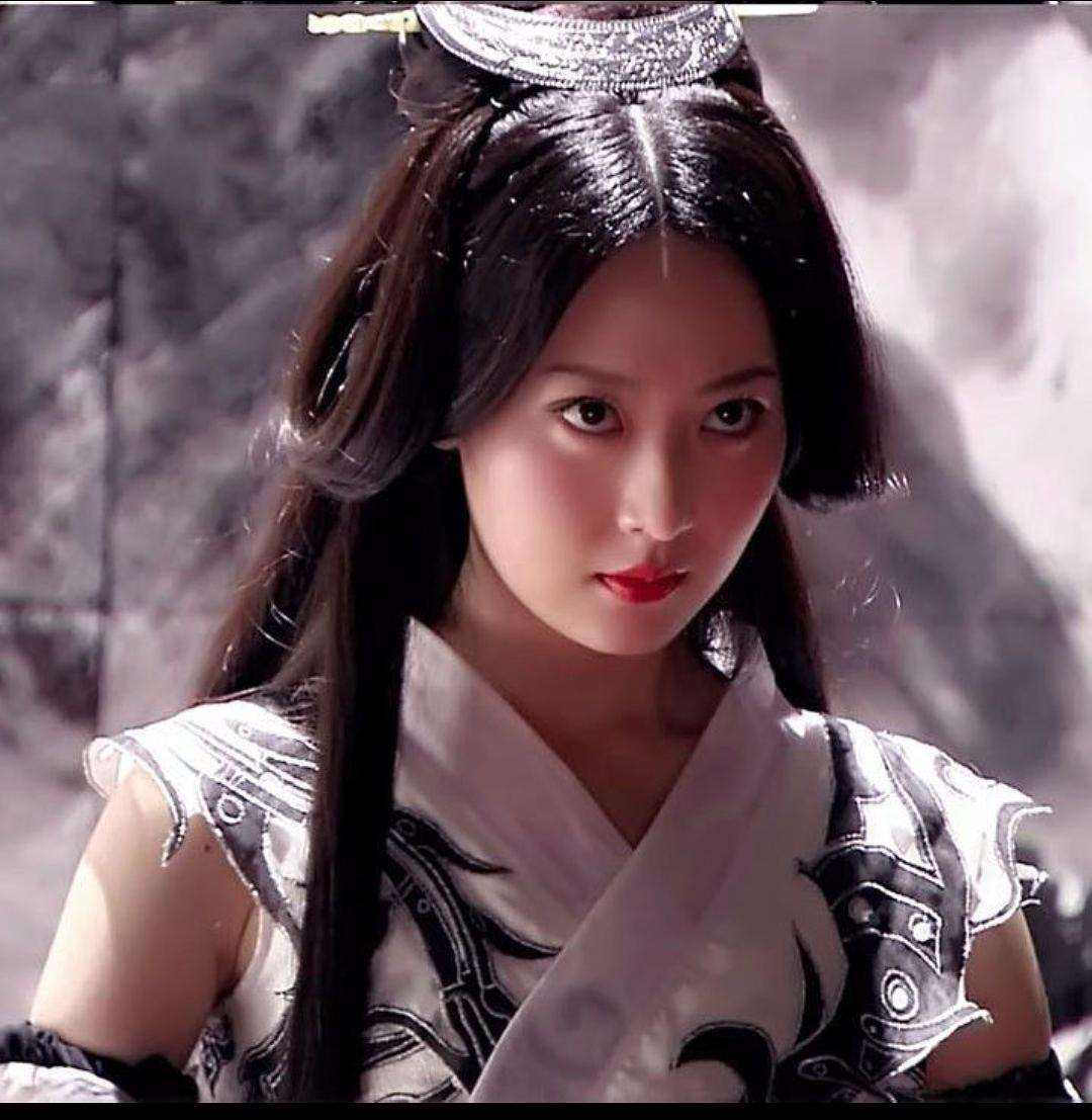 当镜头捕捉到白冰转头的那一刹那,她轻轻开启朱唇,眉目间流露出深情款