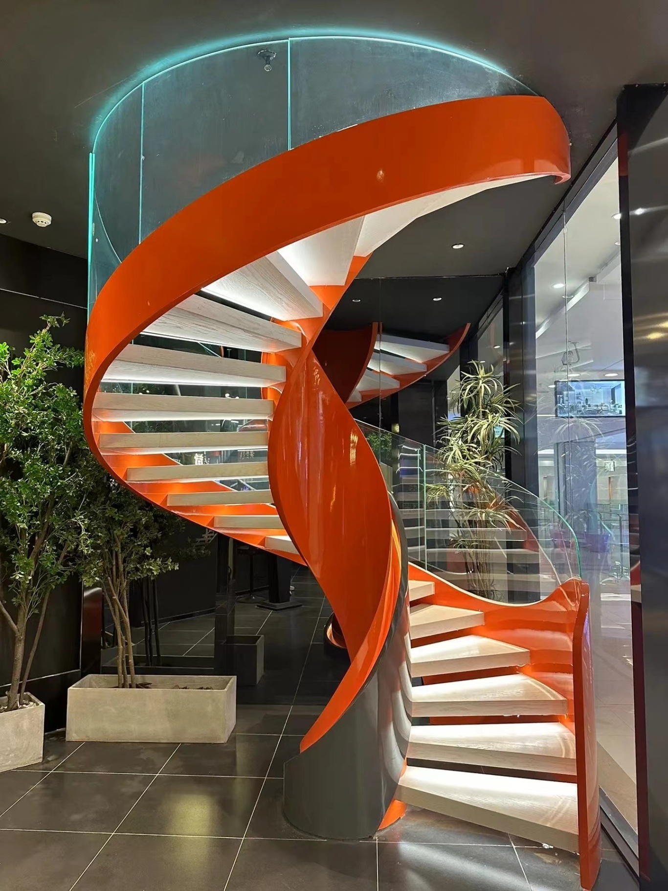 钢结构360度旋转楼梯,为生活增添艺术感