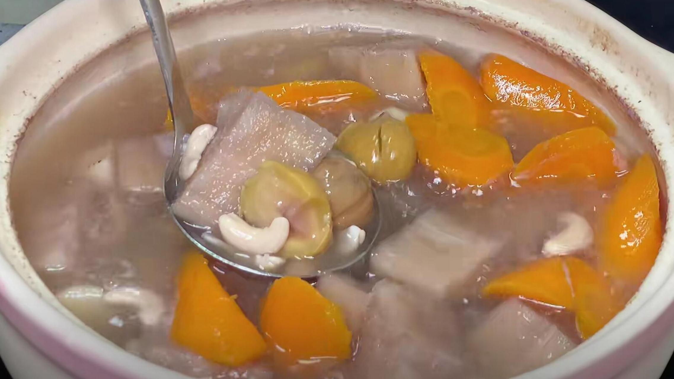 夏天饮食宜清淡易消化,推荐两款汤品:葛根斋汤和素菜三鲜汤,可补充多