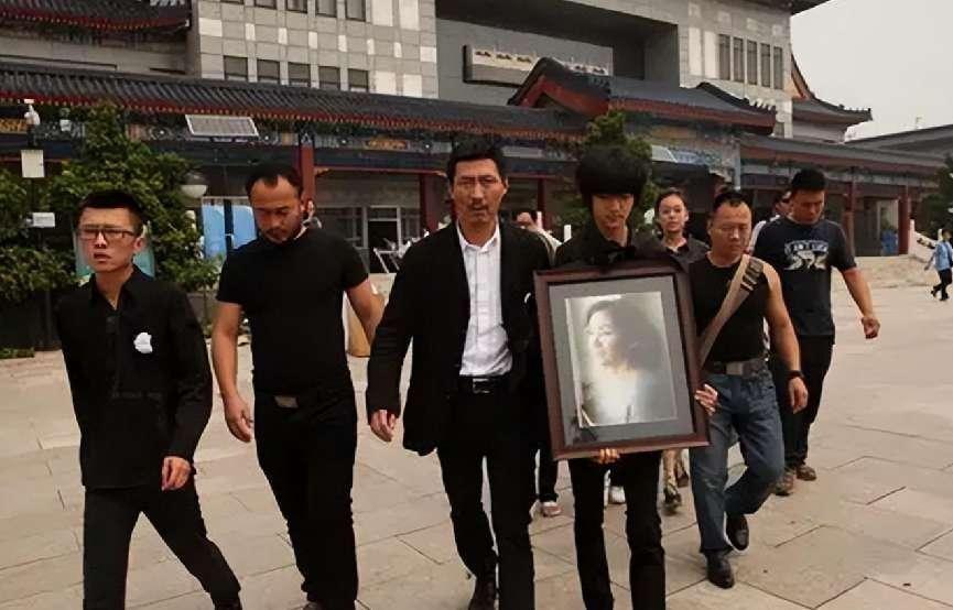 2012年张子健前妻李婷葬礼:临终前一直在等他,演女警察红遍全国