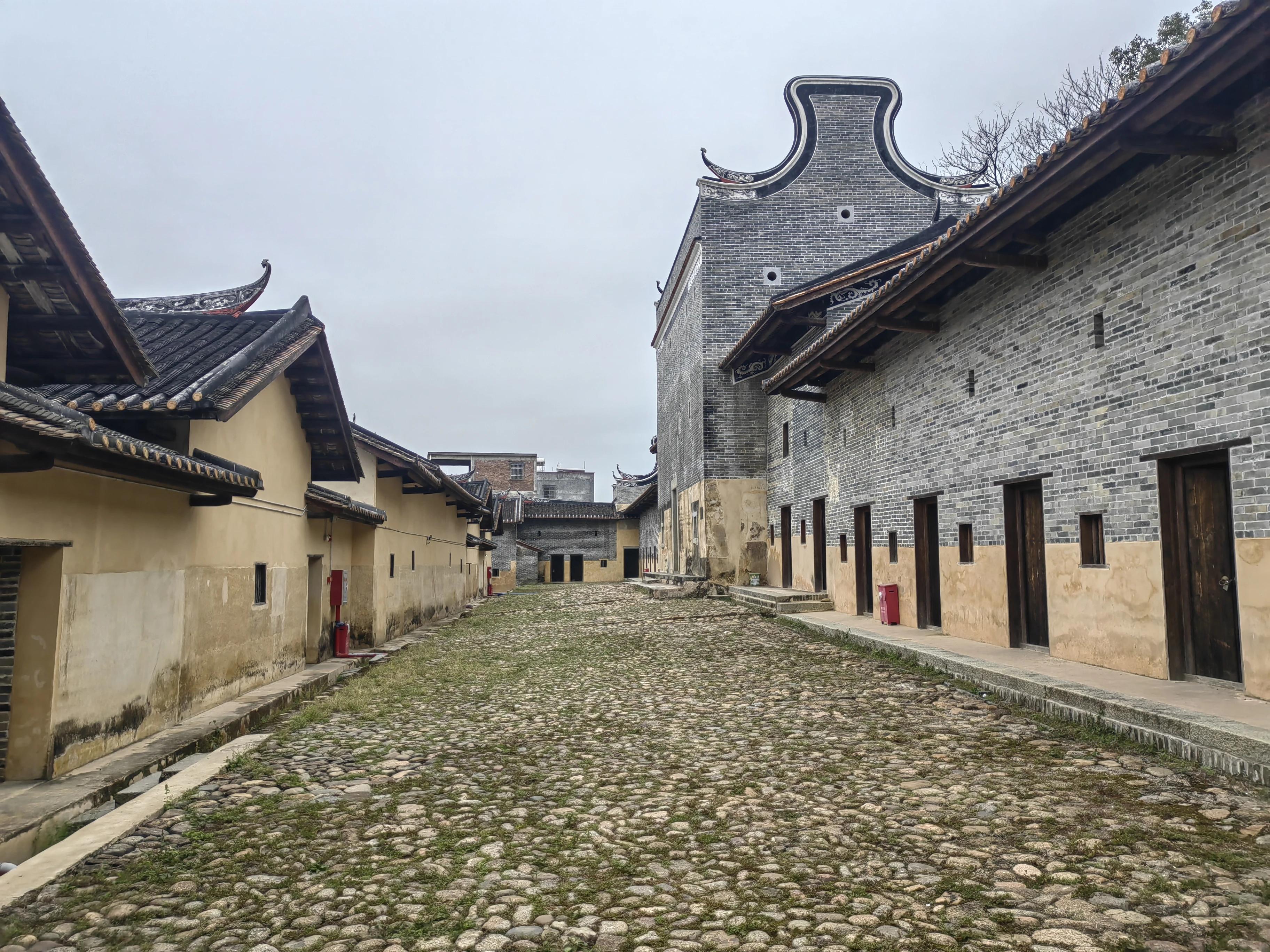 惠州龙门鹤湖围古村落,三面环水,仅一石桥出入