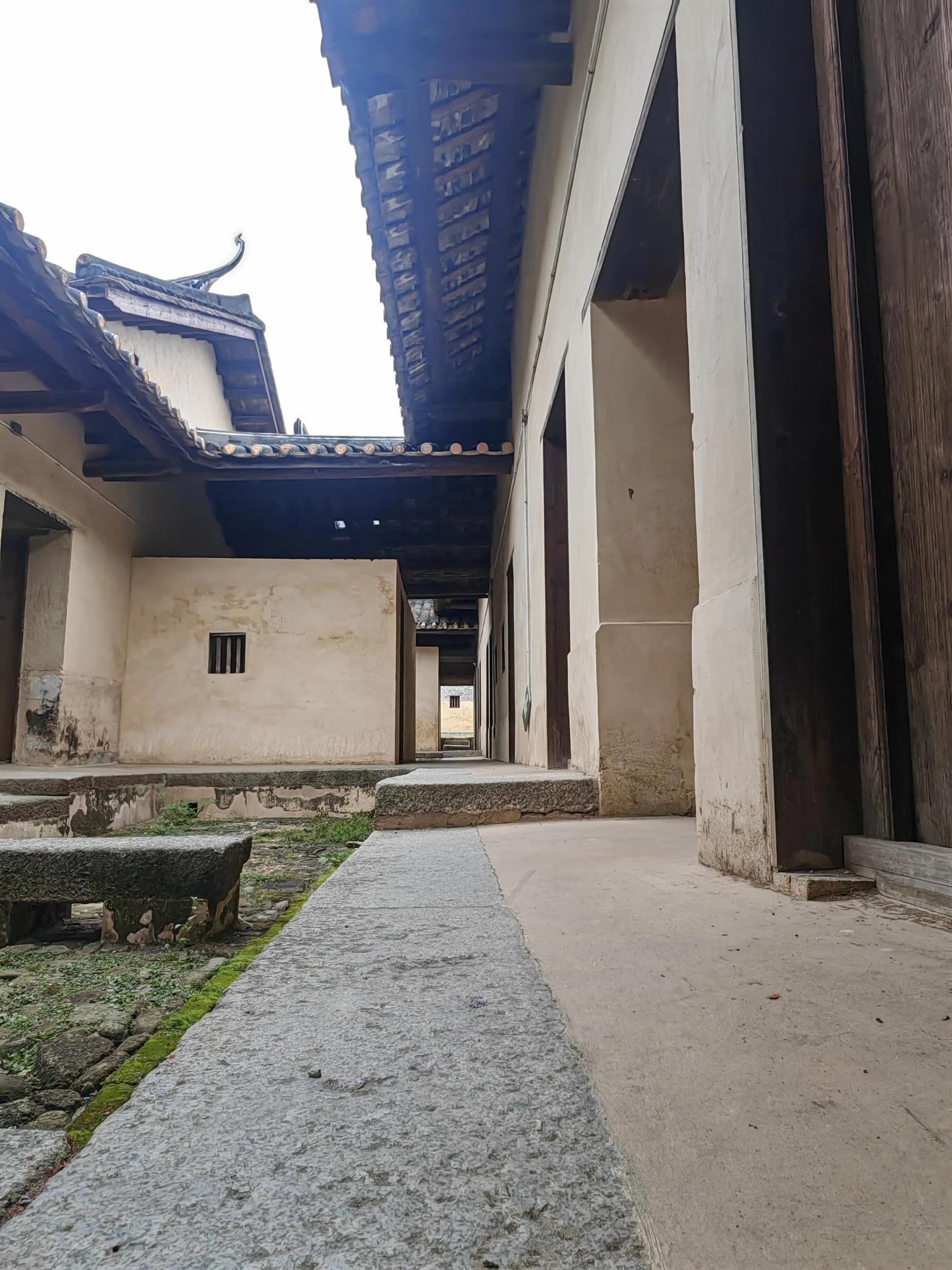 惠州龙门鹤湖围古村落,三面环水,仅一石桥出入