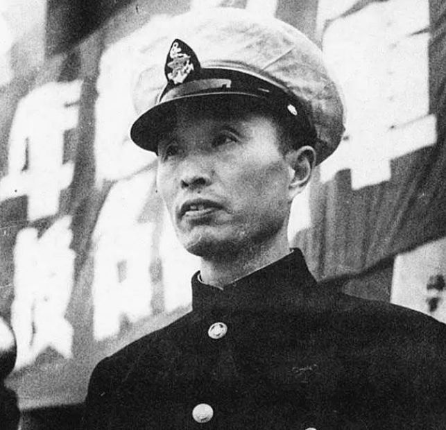 1949年,国军少将起义后想当海军司令,刘伯承怒斥:什么都能让吗