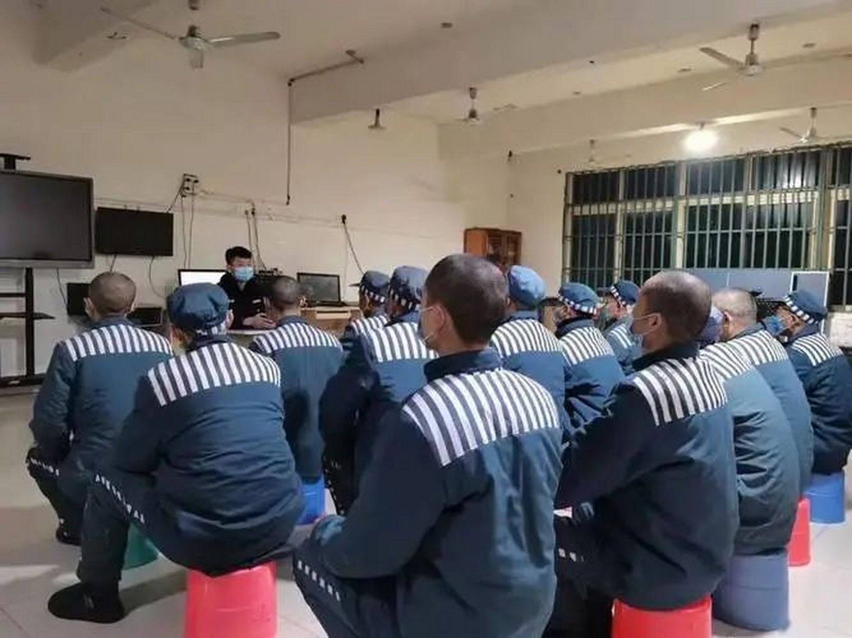 监狱应在服刑人员收监后五天内寄出《入监通知书》,但常有家属未收到.