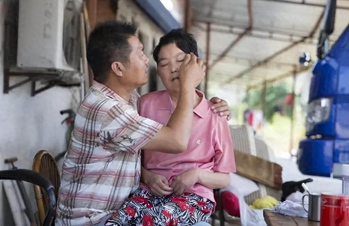 妻子帮小三养孩子,全家夸她大度,可12年后丈夫哭诉:她太狠了