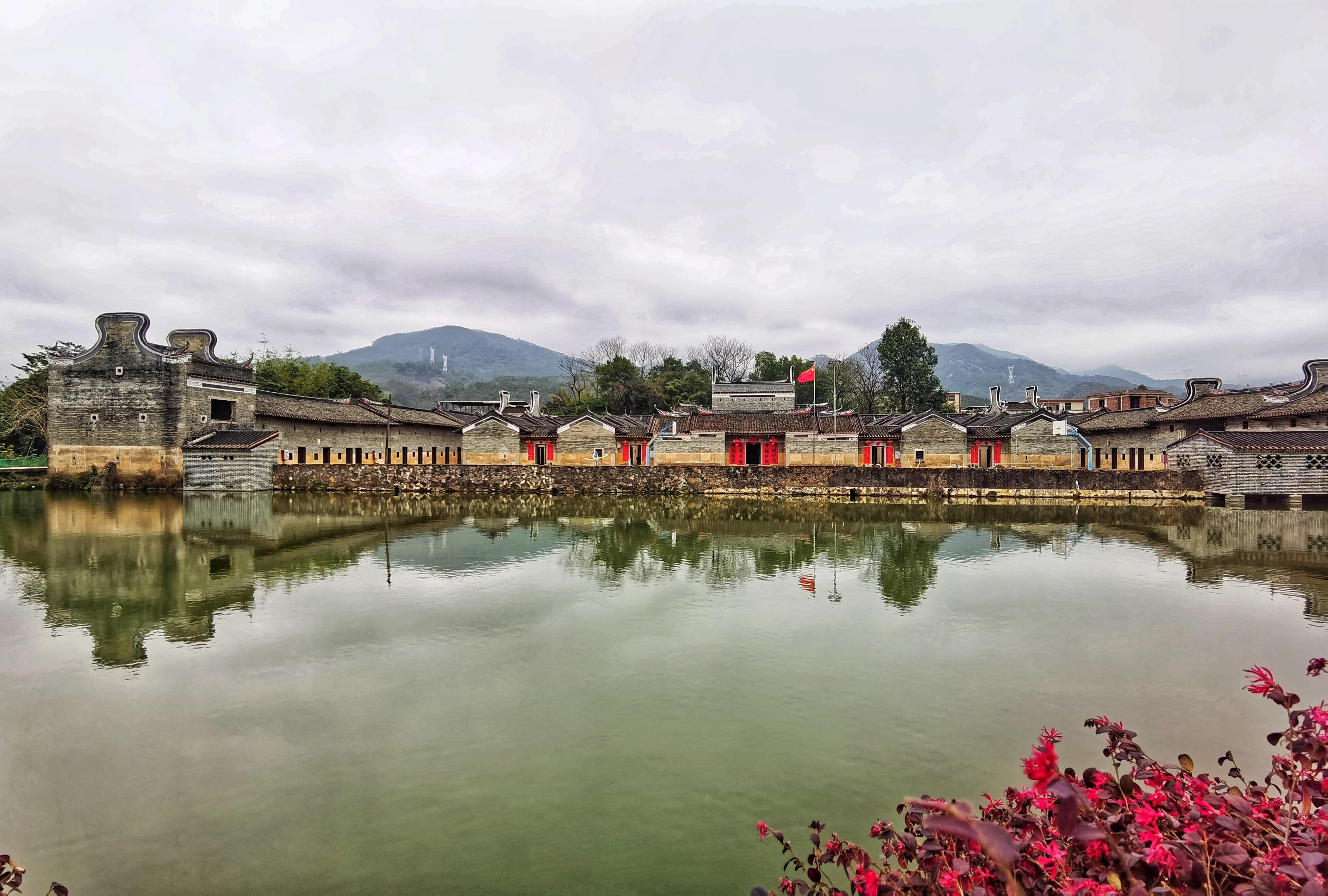 惠州龙门鹤湖围古村落,三面环水,仅一石桥出入