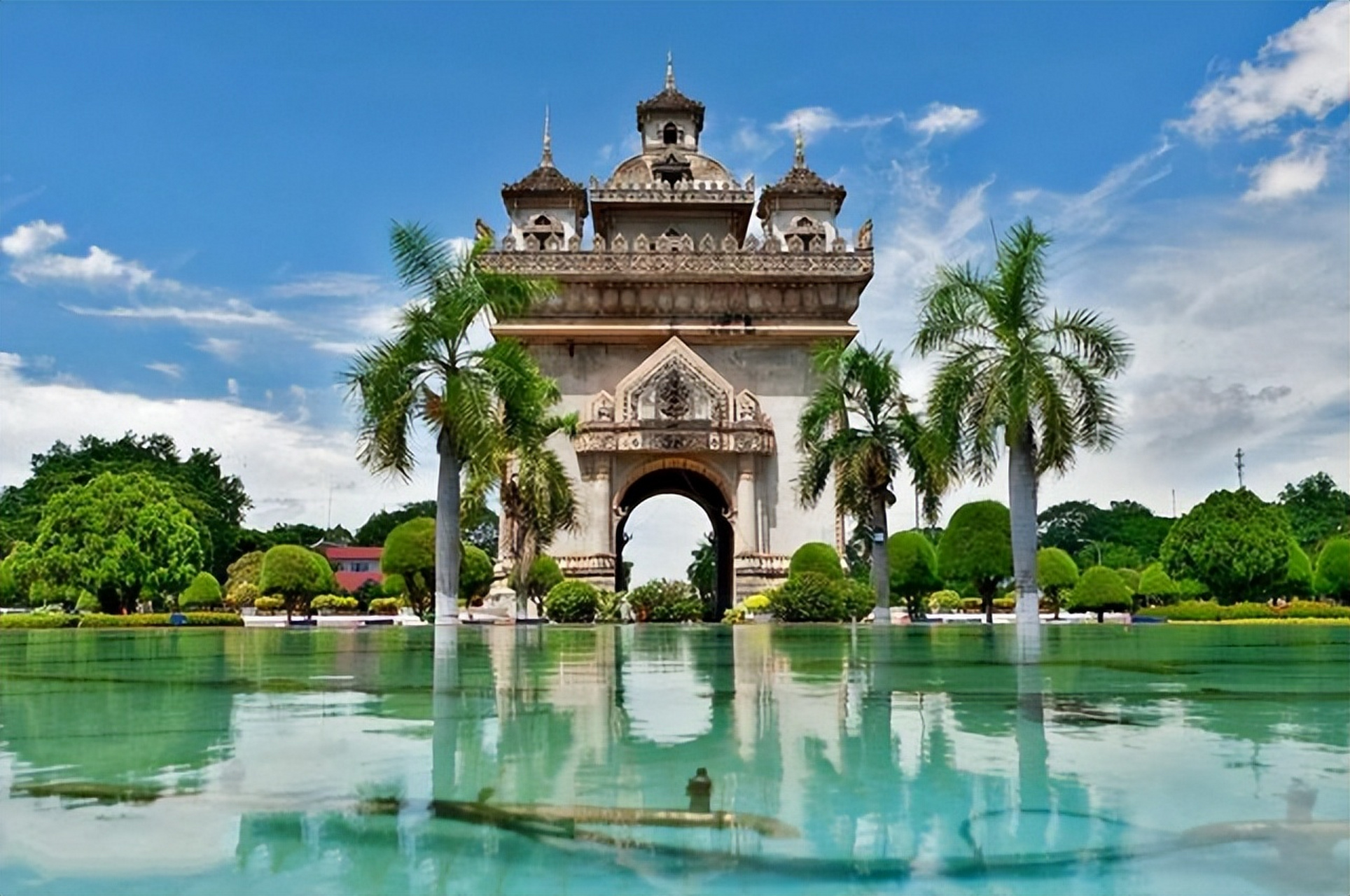 老挝为东南亚内陆国家,经济较落后,依赖农产品,电力出口和旅游业