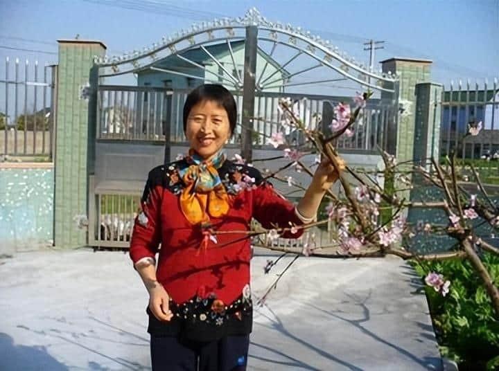 儿子撞见母亲和一男人赤身在一起,两人竟还让儿子去劝说父亲复合