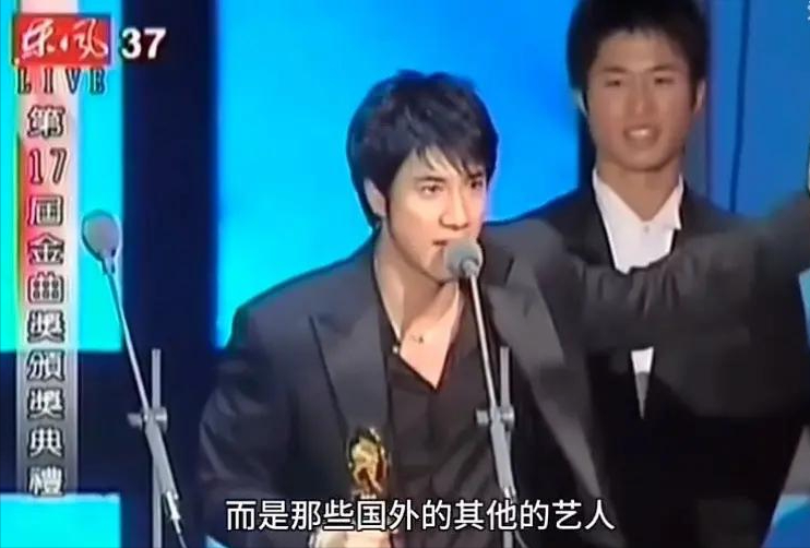 央媒终于对"哑巴歌手"痛批!18年前王力宏的话应验了:重视外敌