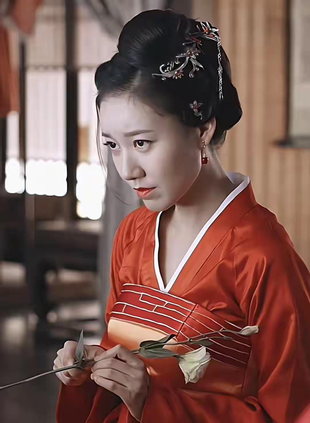 可贵的地方还在只拿作品"招摇",绯闻什么的不沾染半分,以至于高露带着