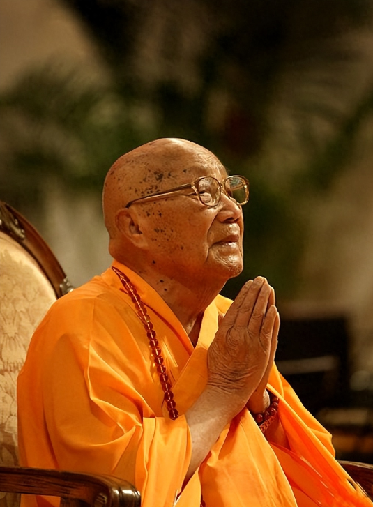 巧合的是,这次他们正赶上了光孝寺住持本焕长老要举行皈依仪式.