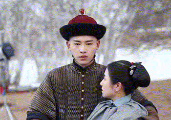 最终,男主角不得已,只能让两名工作人员抬着女主角,假装是公主抱的