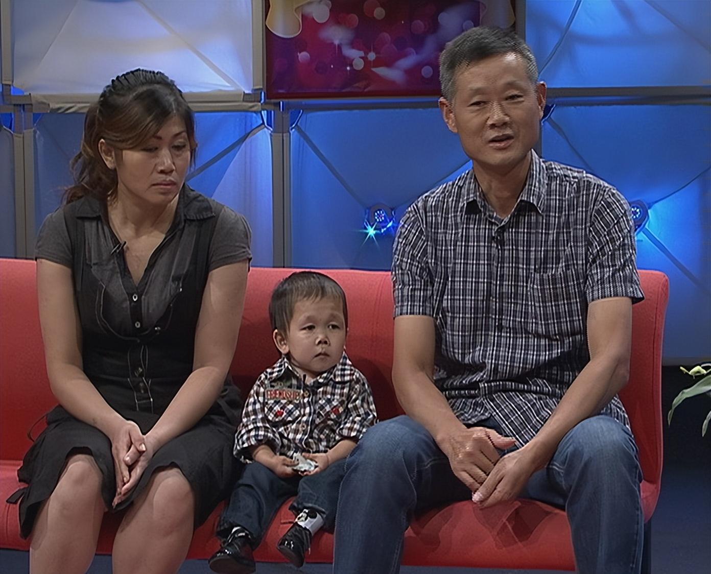 父亲在外拼搏养家糊口,母亲林翠萍尽职尽责地照料家务琐事.