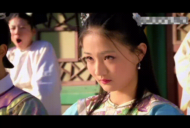 在群戏当中,剧中角色淳贵人或许认为镜头无法捕捉到自己的位置,不经意