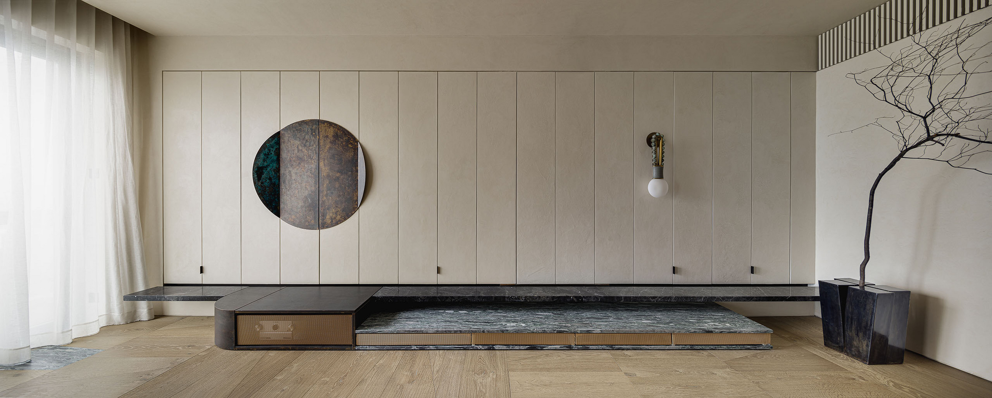 这是一套现代简约风格的家用客厅空间设计,背景墙采用了隐藏式的功能