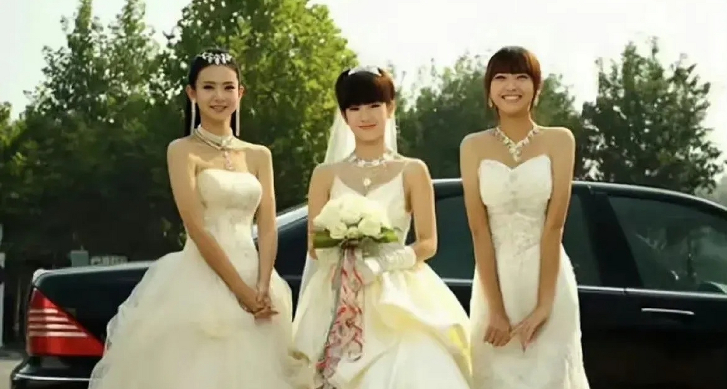 觉得夏友善的婚纱最好看.