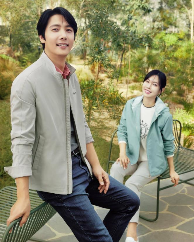 李尚禹和金素妍夫妇春季服饰画报公开,稳稳的幸福.