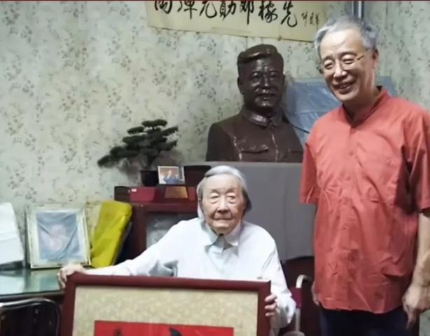 2023年8月,邓稼先的妻子许鹿希,在北京60多平米的老房里度过95岁生日!