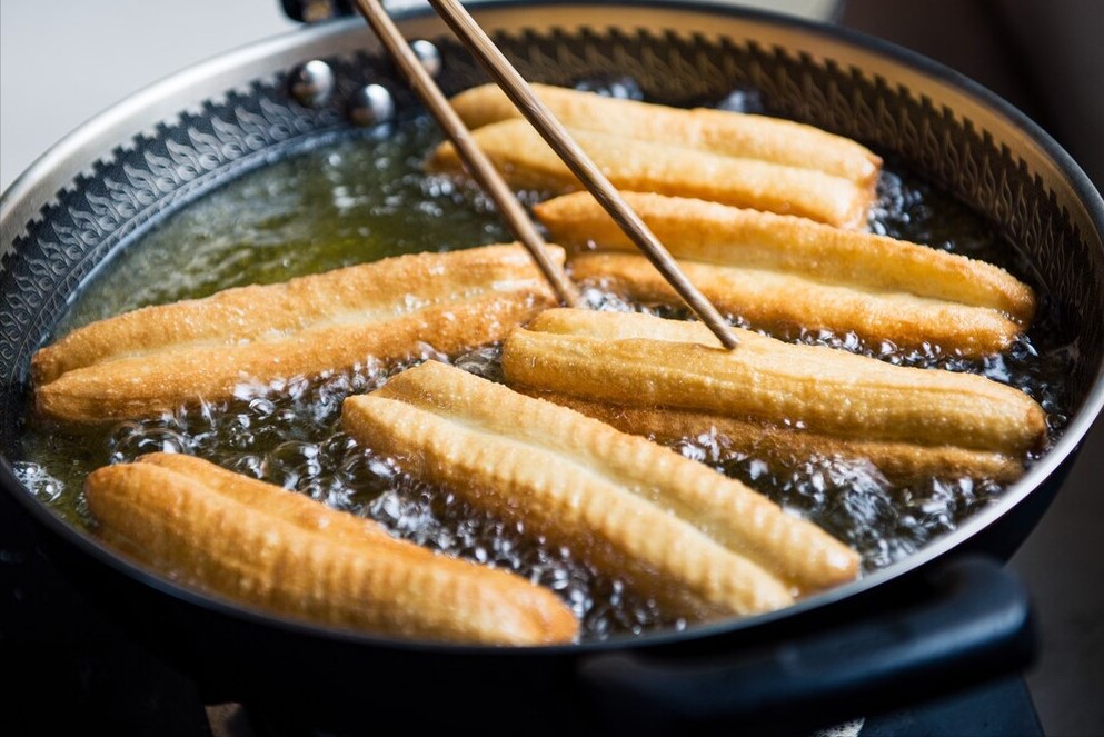 早点摊儿吃饭,来了位大哥指着油条叫"麻糖",惊到我了,这是哪儿的叫法