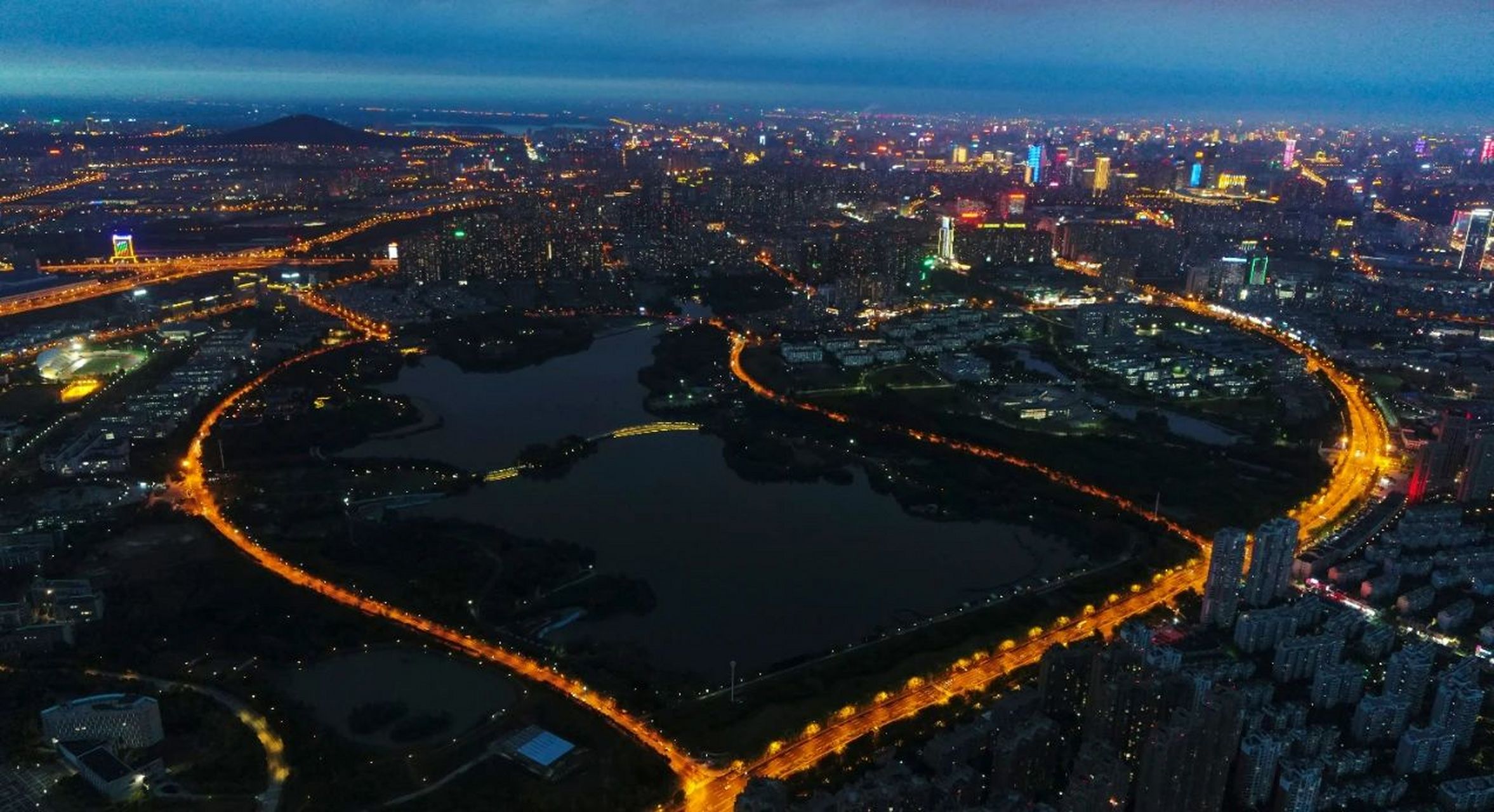 据说合肥翡翠湖的浪漫心形公路两个人跑一圈是13.