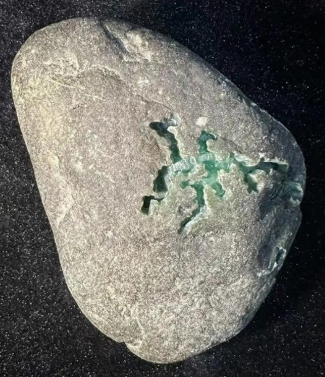 裂纹不仅影响着翡翠原石的整体美感,更直接关系到其价值和潜在加工