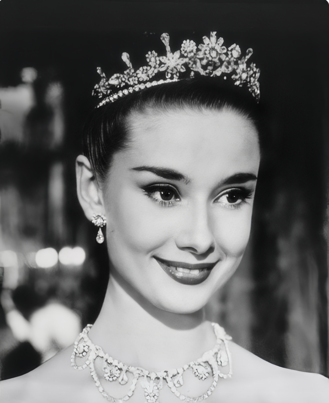 1950年,青春洋溢的奥黛丽·赫本在厨房中轻盈地忙碌.