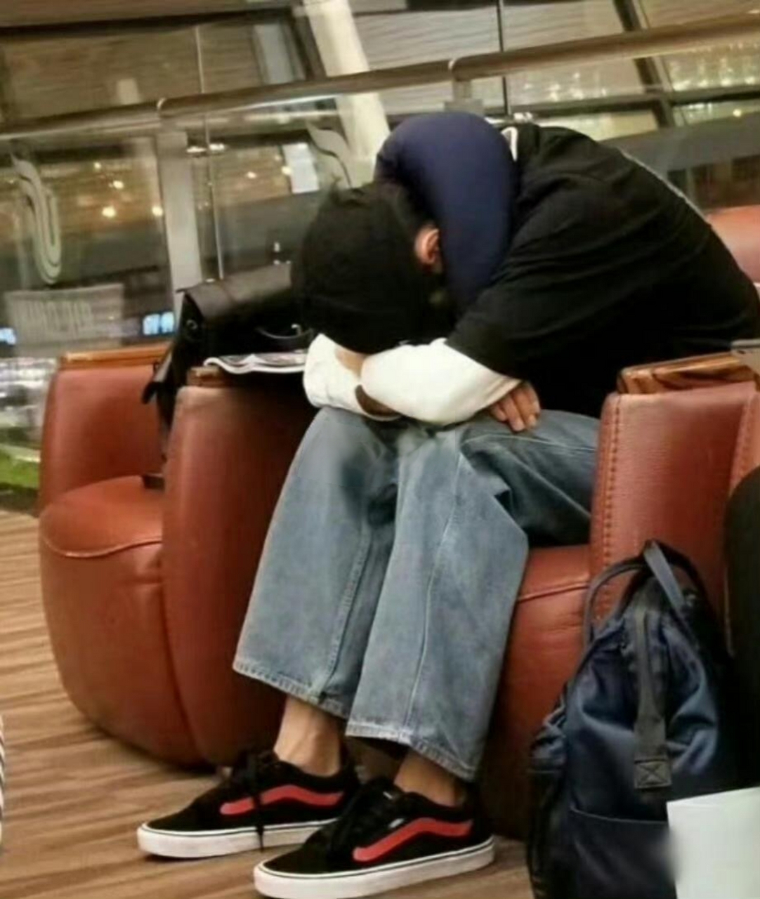 那些年马不停蹄,在机场候机,累到极致,靠在座位上睡着的肖战.
