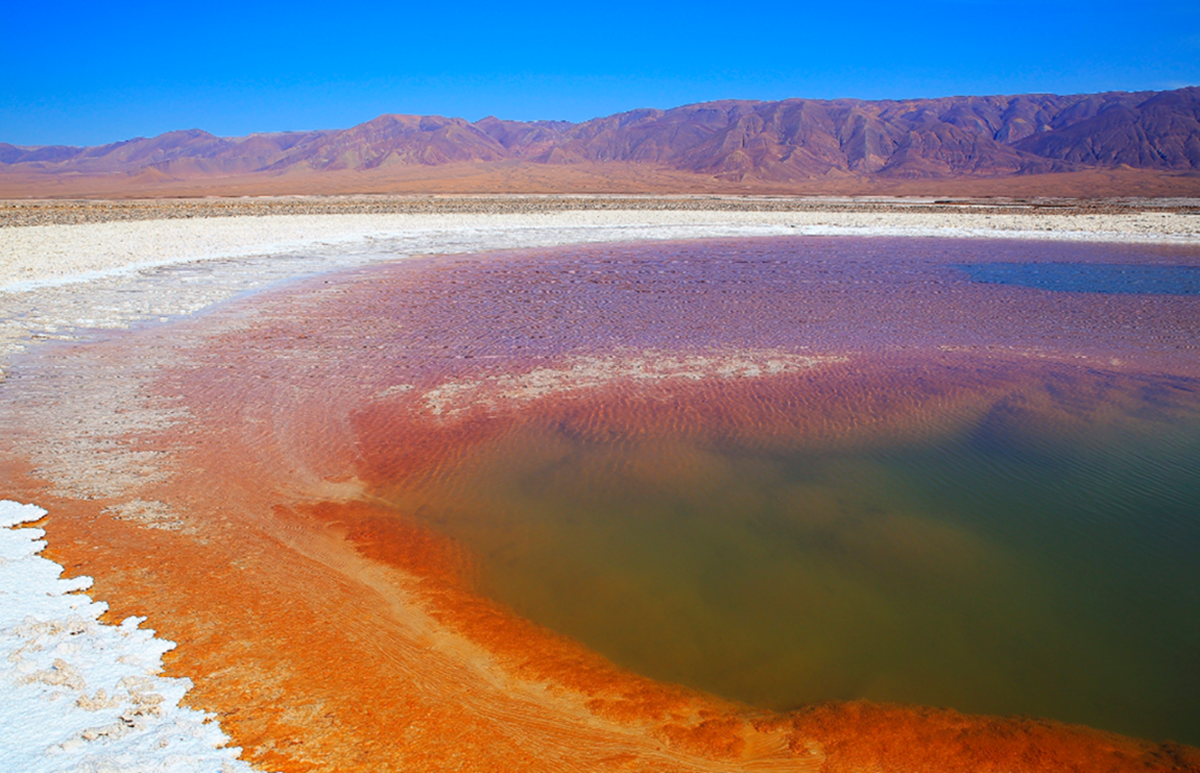 新疆也有盐湖和天空之镜,幻彩湖更绚烂