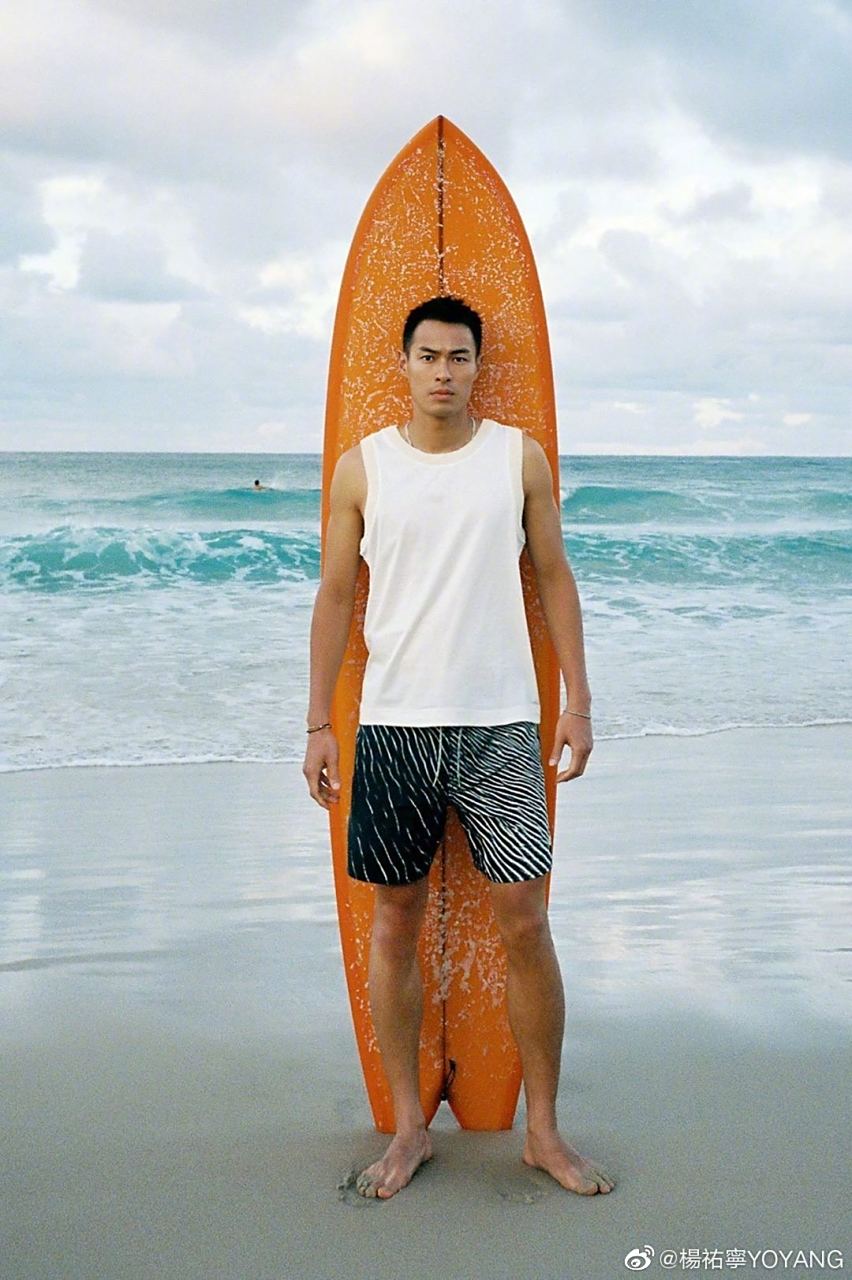 话说杨祐宁还是很帅的,非常耐看,剑眉星目,很